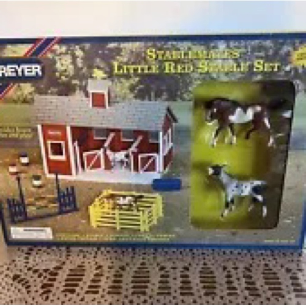 Breyer Stablemates little red barn with 2 horses
